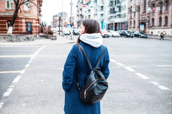 Jonge Vrouw Met Een Hoed Sjaal Poseren Stad — Stockfoto