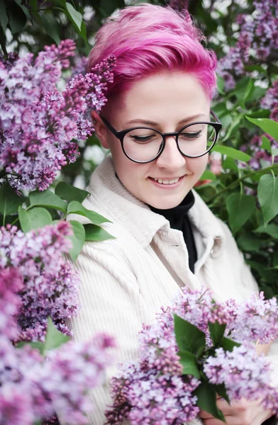 Atraktivní Mladá Žena Růžovou Šeříkovou Květy Fialovém Pozadí Kvetoucí Větví — Stock fotografie