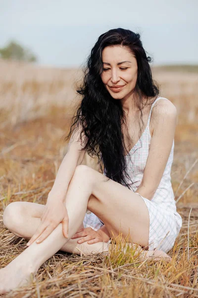 Young Brunette Woman White Dress Lying Grass Wheat Ears — Fotografia de Stock