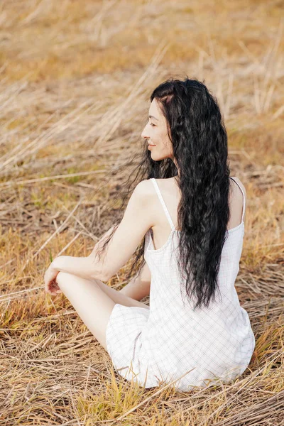 Красивая Молодая Женщина Белом Платье Пшеничном Поле — стоковое фото