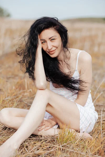 Beautiful Model Wearing Summer Cotton Dress Posing Autumn Field Hay — Fotografia de Stock