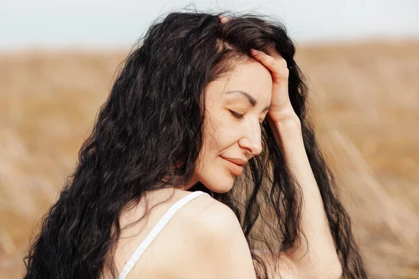 Beau Modèle Portant Une Robe Été Coton Posant Dans Champ — Photo