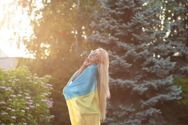 在室外举着乌克兰黄色和蓝色旗帜的妇女 独立日 国旗日 宪法日 具有乌克兰国旗的传统刺绣妇女 — 图库照片