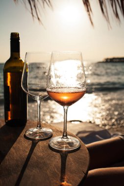 Sahilde cam ve şarap şişesi. yaz tatili