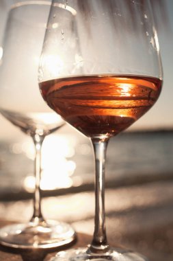 Bir kadeh şarap ve bir şişe kırmızı beyaz şarap.