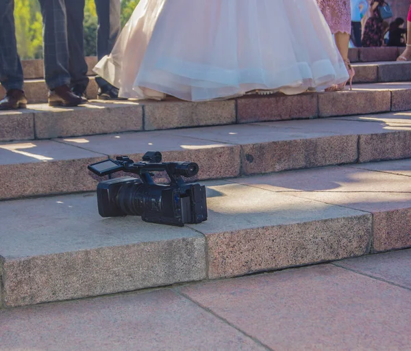 Videokamera Žulovém Odpočívadle Šatech Nevěsty — Stock fotografie