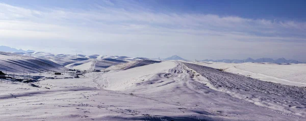 Panorama Zaśnieżonych Gór Czyste Powietrze Otwarta Przyroda — Zdjęcie stockowe