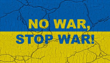  Çizik bir duvarın arkasındaki Ukrayna bayrağının dokusu. Yazıda 