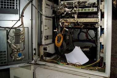  İnternet 'e kablolar ve fünyelerle elektrik anahtarı bağlamak için ağ kutusu
