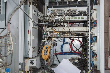  İnternet 'e kablolar ve fünyelerle elektrik anahtarı bağlamak için ağ kutusu