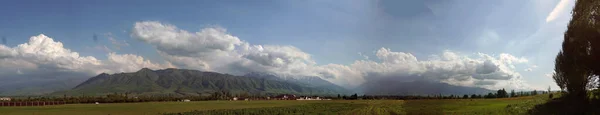 Horizon Céu Nublado Montanhas Panorama Com Papoilas — Fotografia de Stock