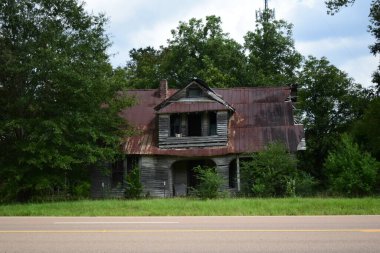 Missippi 'de yol kenarında terk edilmiş bir ev.