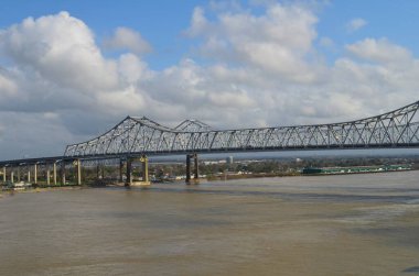 New Orleans 'taki hilal şehir bağlantı köprüsü Mississippi Nehri' ni geçiyor.