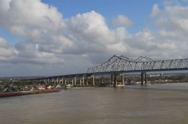 New Orleans 'taki hilal şehir bağlantı köprüsü Mississippi Nehri' ni geçiyor.