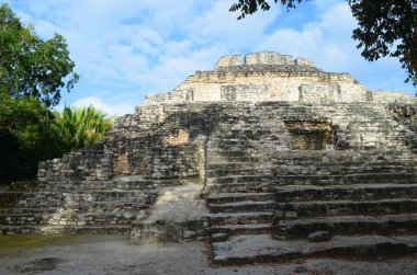 Yucatan yarımadasında bir basamak piramit 