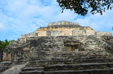 Yucatan yarımadasında bir basamak piramit 