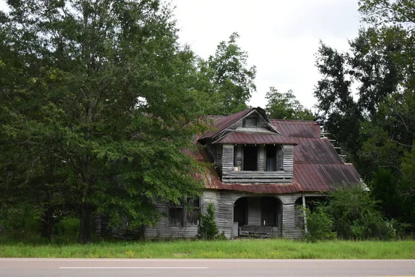 An abandoned house on the side of the road in mississippi