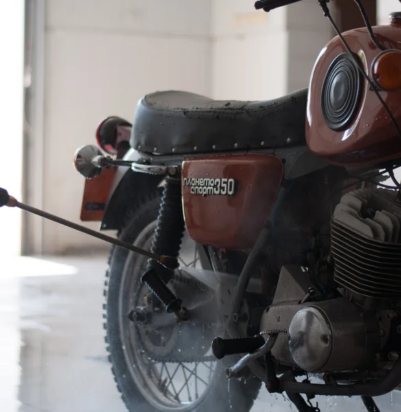 Waschen Sie das Motorrad "izh planeta sport " — Stockfoto