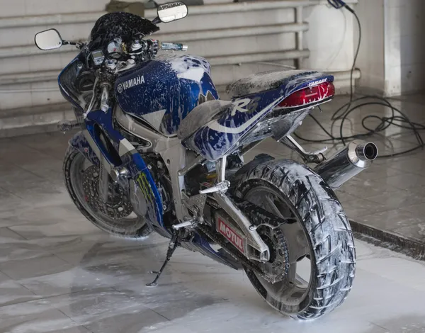 Washing motorcycle Yamaha R6 — Stock Photo, Image