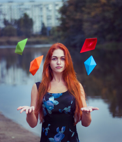 Девушка с бумажной лодкой
