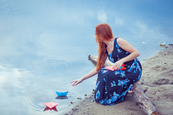 Девушка с бумажной лодкой
