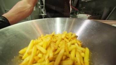 Kızarmış patates kızartması pişirmek.