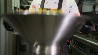 Kızarmış patates kızartması pişirmek.