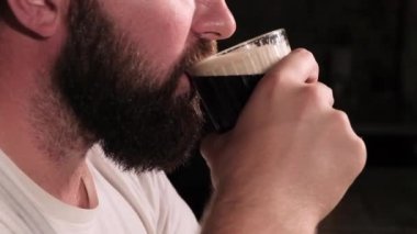 Bira barda kokteyl yapıyor.