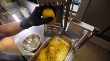 Kızarmış patates kızartması pişirmek.