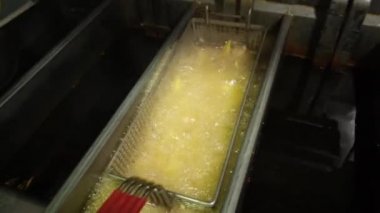 Kızarmış patates kızartması pişirmek.