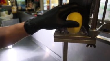 Kızarmış patates kızartması pişirmek.