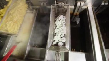 Şef karides pişiriyor.