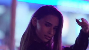 Neon ışığının arka planında bir kız