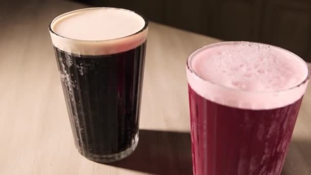 Birra che prepara cocktail al bar — Video Stock