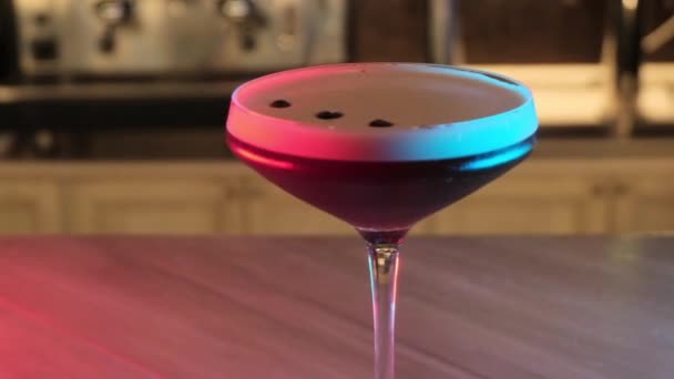 Делать коктейли в баре — стоковое видео