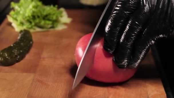 Hamburguesa artesanal cocinar carne de res — Vídeos de Stock