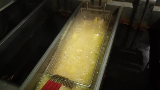 Gotowanie smażone ziemniaki smażone obiad gotowane — Wideo stockowe