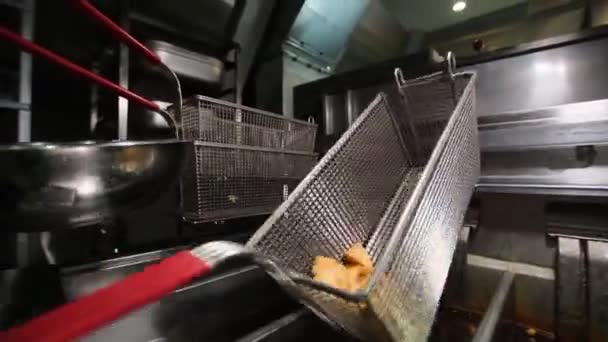 Sült csirke kenyérmorzsában ropogós étel — Stock videók