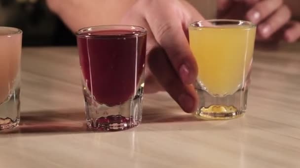 Dělat koktejly v baru — Stock video