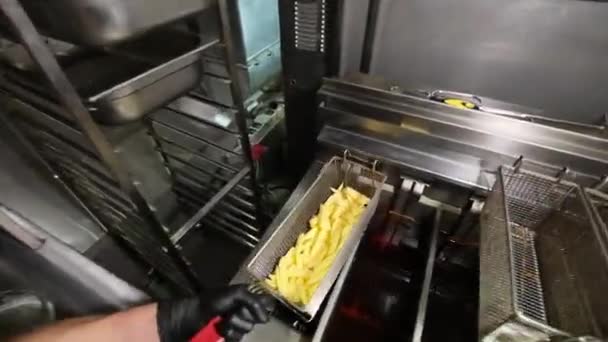 Főzés sült burgonya sült krumpli ebéd főtt — Stock videók