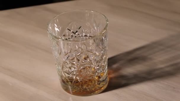 Whisky robiąca koktajle w barze Wideo Stockowe