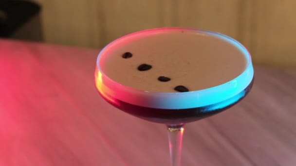Preparare cocktail al bar — Video Stock