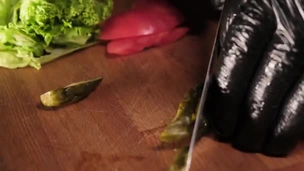 Hamburguesa artesanal cocinar carne de res — Vídeos de Stock