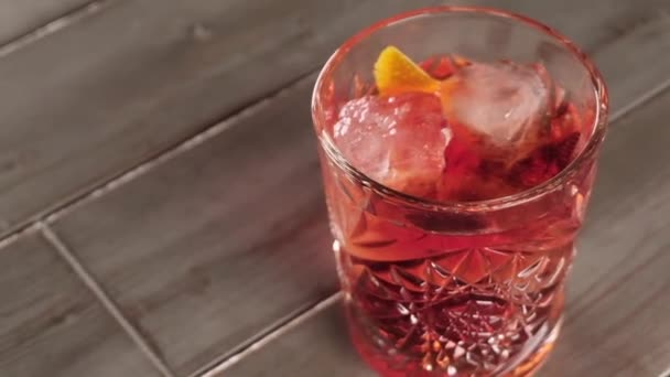 Cocktails an der Bar zubereiten — Stockvideo