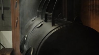 Sigara tiryakisinde göğüs eti pişirmek