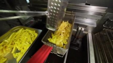 Kızarmış patates kızartması pişirmek.