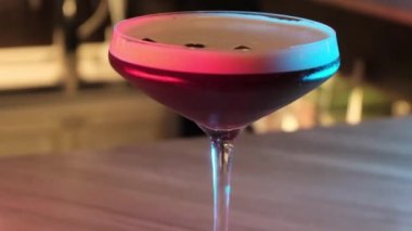 Barda kokteyl hazırlıyorum.