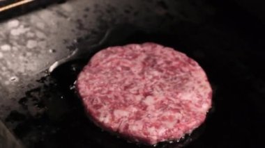 Hamburger pişireceğim.
