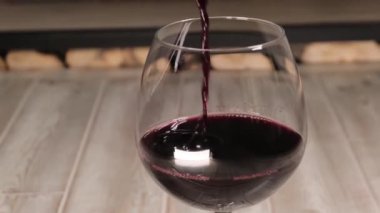 Barda kokteyl yapan şarap.