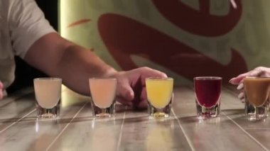 Barda kokteyl hazırlıyorum.